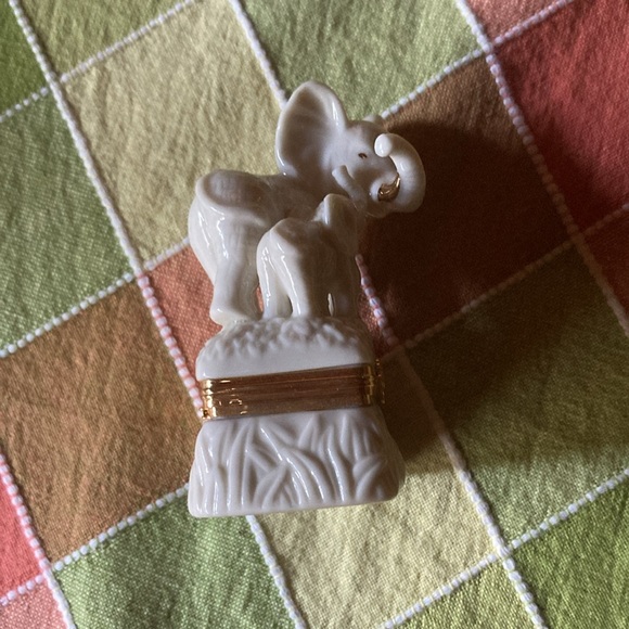 Lenox treasures Tender Hearts Elephant Box with matching golden charm - Picture 2 of 10